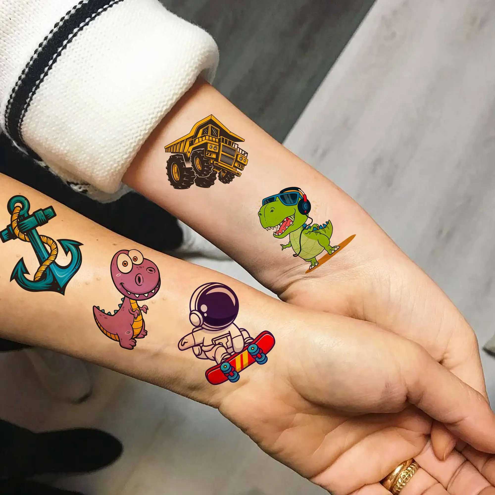 Tattoo -overdracht 3D Cartoon Tijdelijke tatoeages voor kinderen Volwassenen Party Fake Tattoo Dinosaur Space Pirate Construction Car Flash Tatoos Small 240427