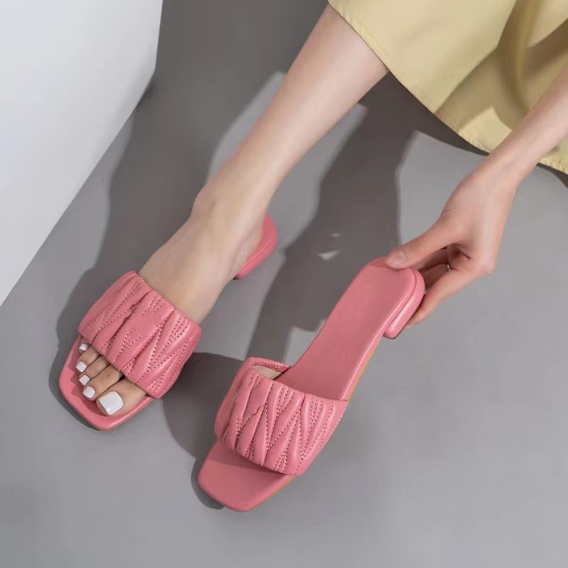 Designer Slippers Bas talons Summer des vêtements d'extérieur Sandales de mode girly plissée lettres décontractées Couleur Couleur carrée Square à la tête antidérapante Antarie Tourlles résistantes