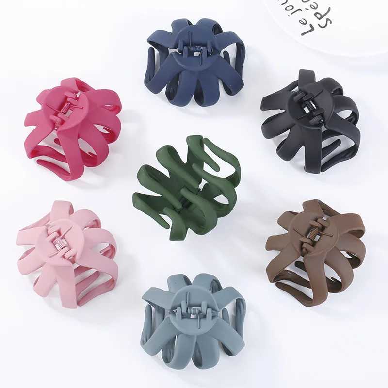 Clamps Women Girls Geometric Hair Claw Clamps Metal Hair Crab Moon Shape Hair Claw Clip Solid Color Hairpin Large Size Hair Accessories Y240425