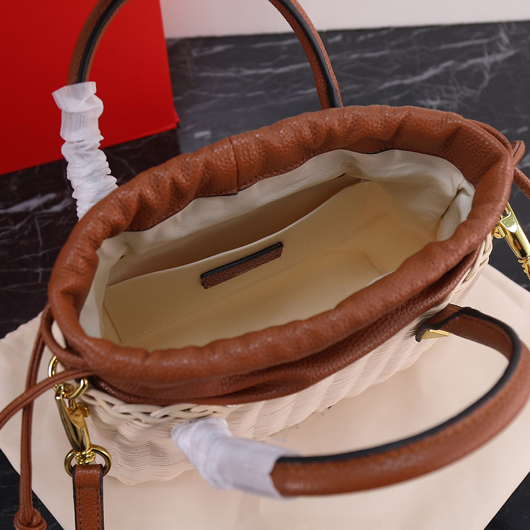 Toppkvalitetsdesigner Handgjorda bambustrandväska Vicker Bucket Bag Straw Woven Handväska Lyxig och fashionabla crossbody -väska Kvinnors mångsidiga axelväskor