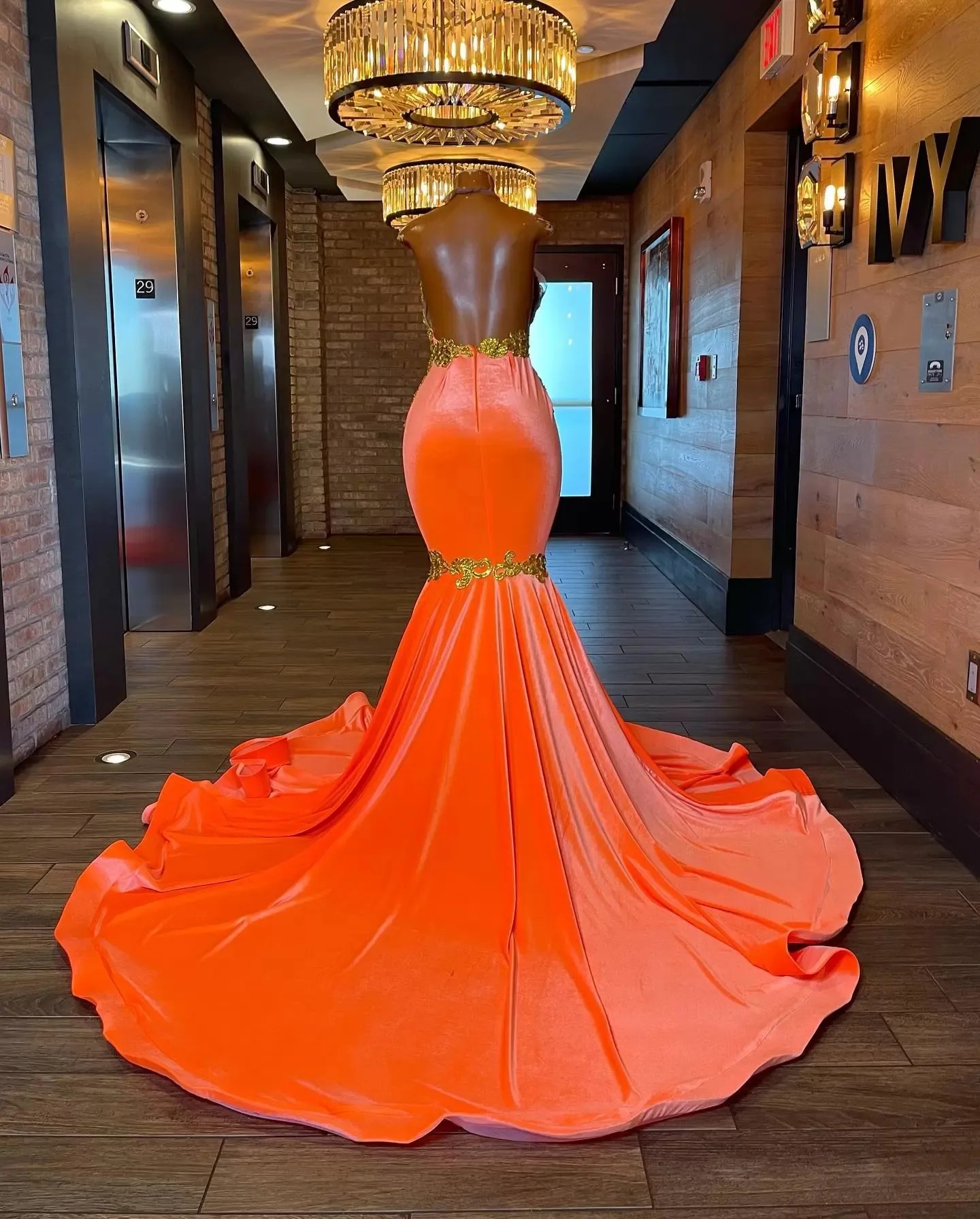 ASO EBI Orange Velvet Prom Vestidos Sexy Backless Halter v pescoço Mulheres vestidos formais Apliques de renda dourada Disponível com recepção da segunda recepção vestidos vestidos cl3532