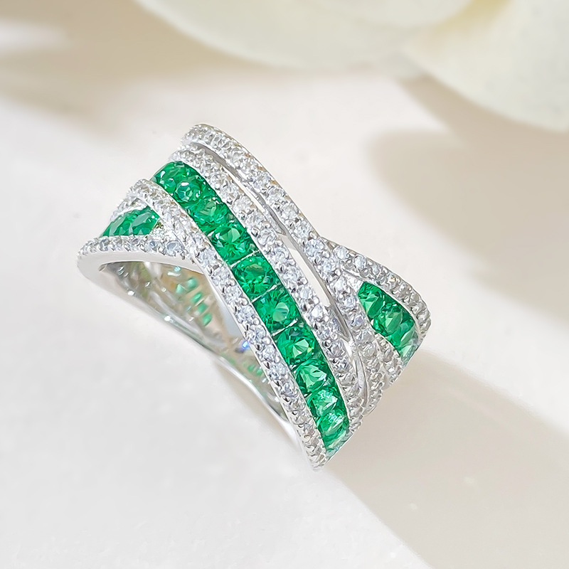 2024 Anelli di nozze fatti a mano Choucong Gioielli di lusso al 100% Pure 925 Sterling Sterling Round Cut Emerald Moissanite Diamond Party Women Cross Band Gift Ring