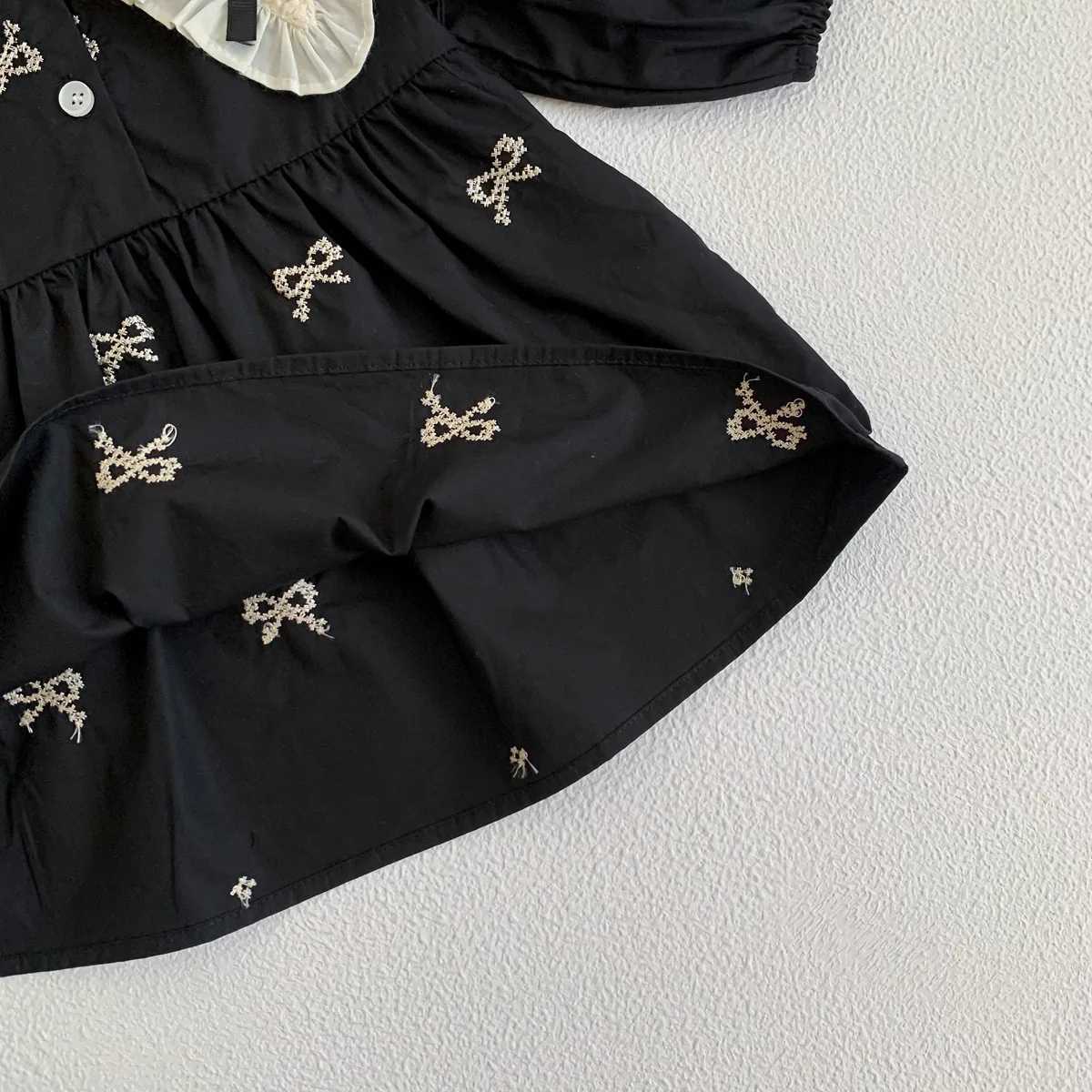 Rompers Spring New Lace Collar Baby Romper Infant Black Flower Bodysuit Girls Cotton Jumpsuit Clothes H240426