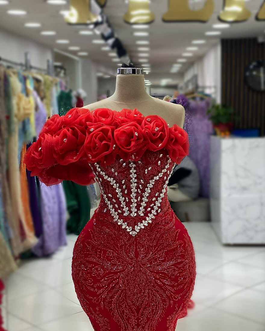 2024 Robes de bal rouge pour les femmes noires couche-cou illusion en dentelle en dentelle en dentelle en dentelle décorée robe de fête d'anniversaire deuxième robe de réception robe de fiançailles am781