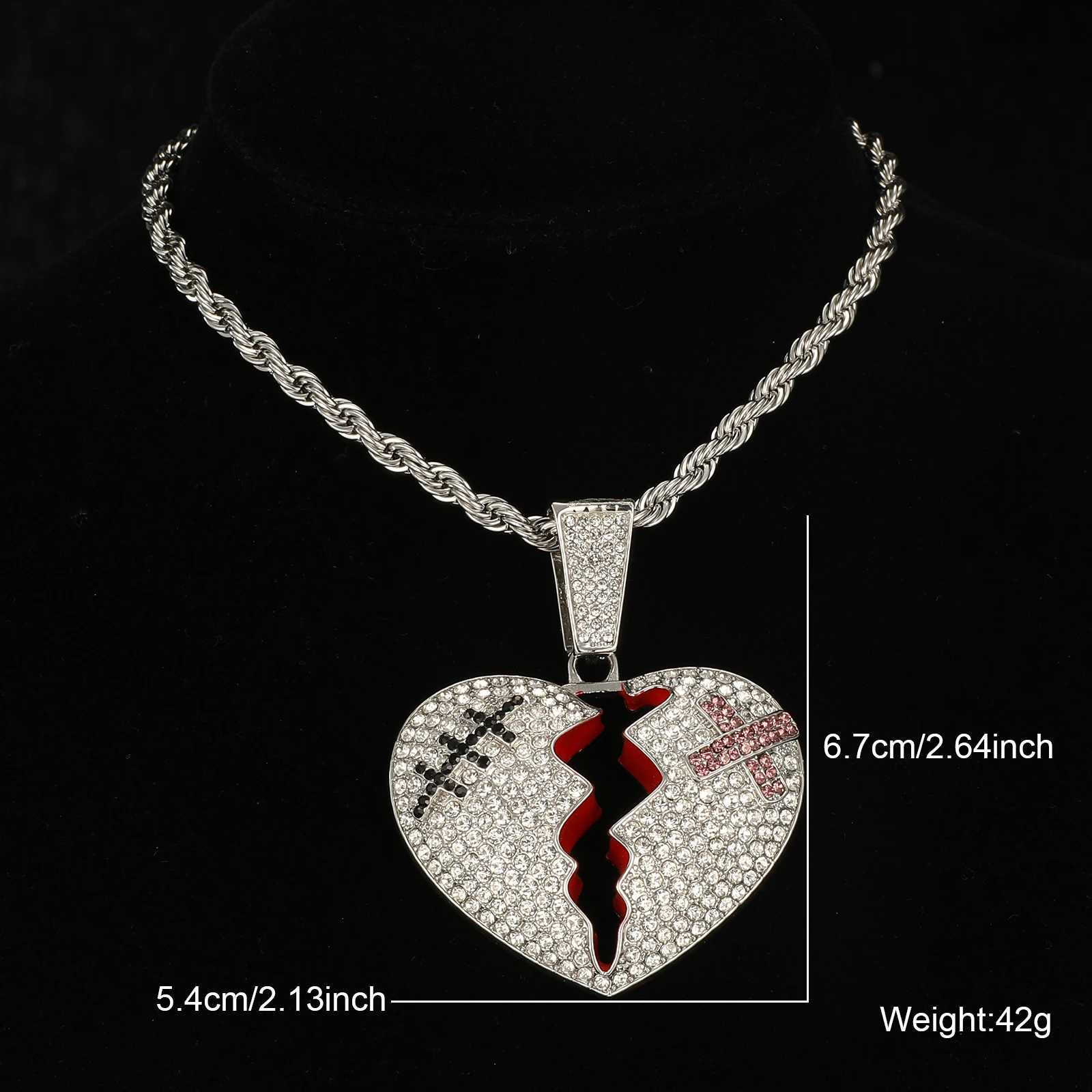 Brins Hip Hop Iced Out Broken Heart Pendant avec une chaîne de liaison cubaine de 13 mm AAA + Collier en strass adapté aux bijoux pour hommes 240424