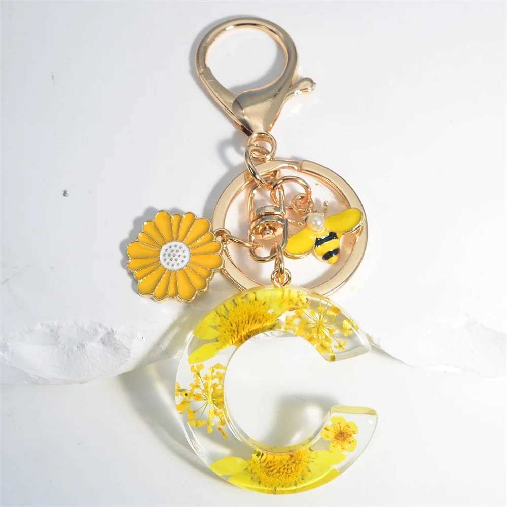 Keychains Lonyards fleur séchée A-Z Lettre de trousque résine de résine Daisy English Alphabe Keyring with miel Bee Charm for Women Bag Pendant Pending Accessories