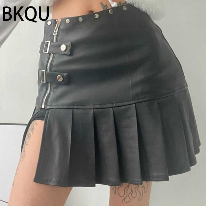 Юбки BKQU Кожаная плиссированная юбка Женщины 2023 Стрит -пирожка готическая черная черная высокая талия на молнии.