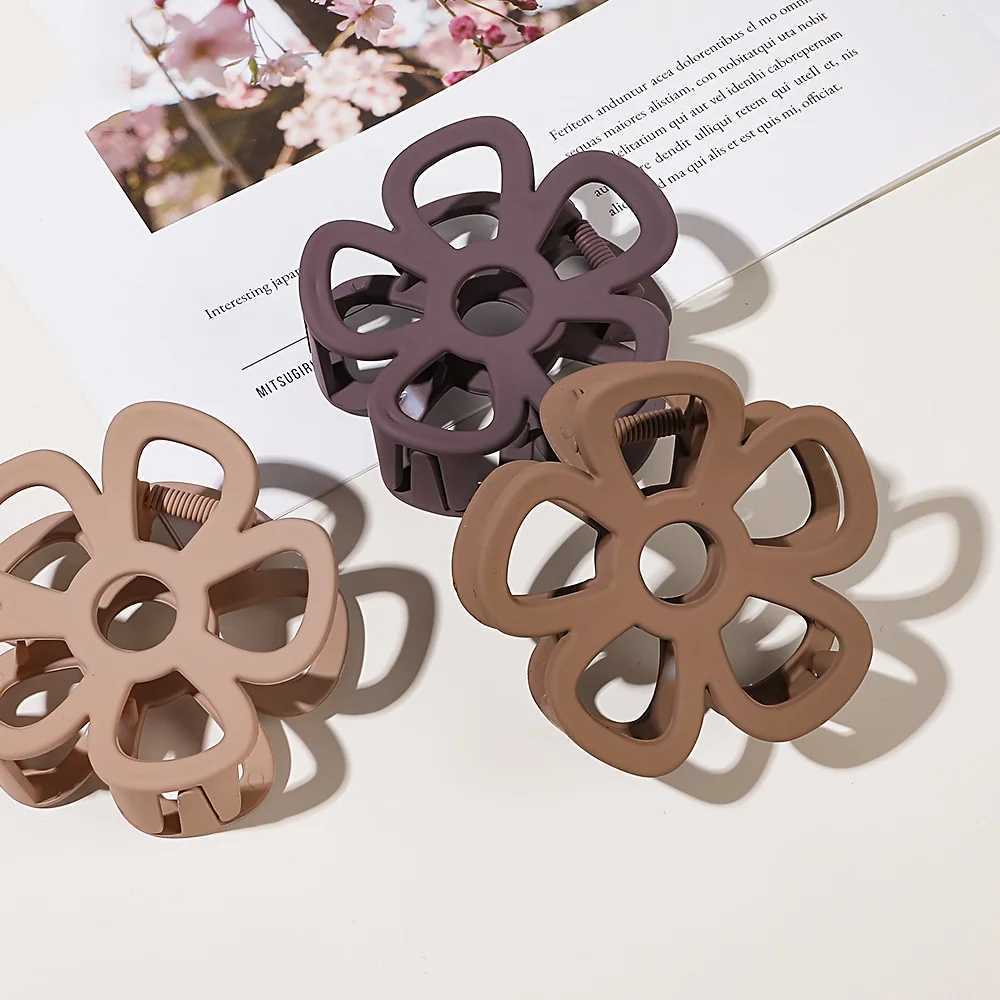Clamps Solid Color Cutout Hair Clip Flowers For Women Fashion Matte Hair Claw Barrettes Hairpin Hair Accessories Ponytail Headwear Y240425