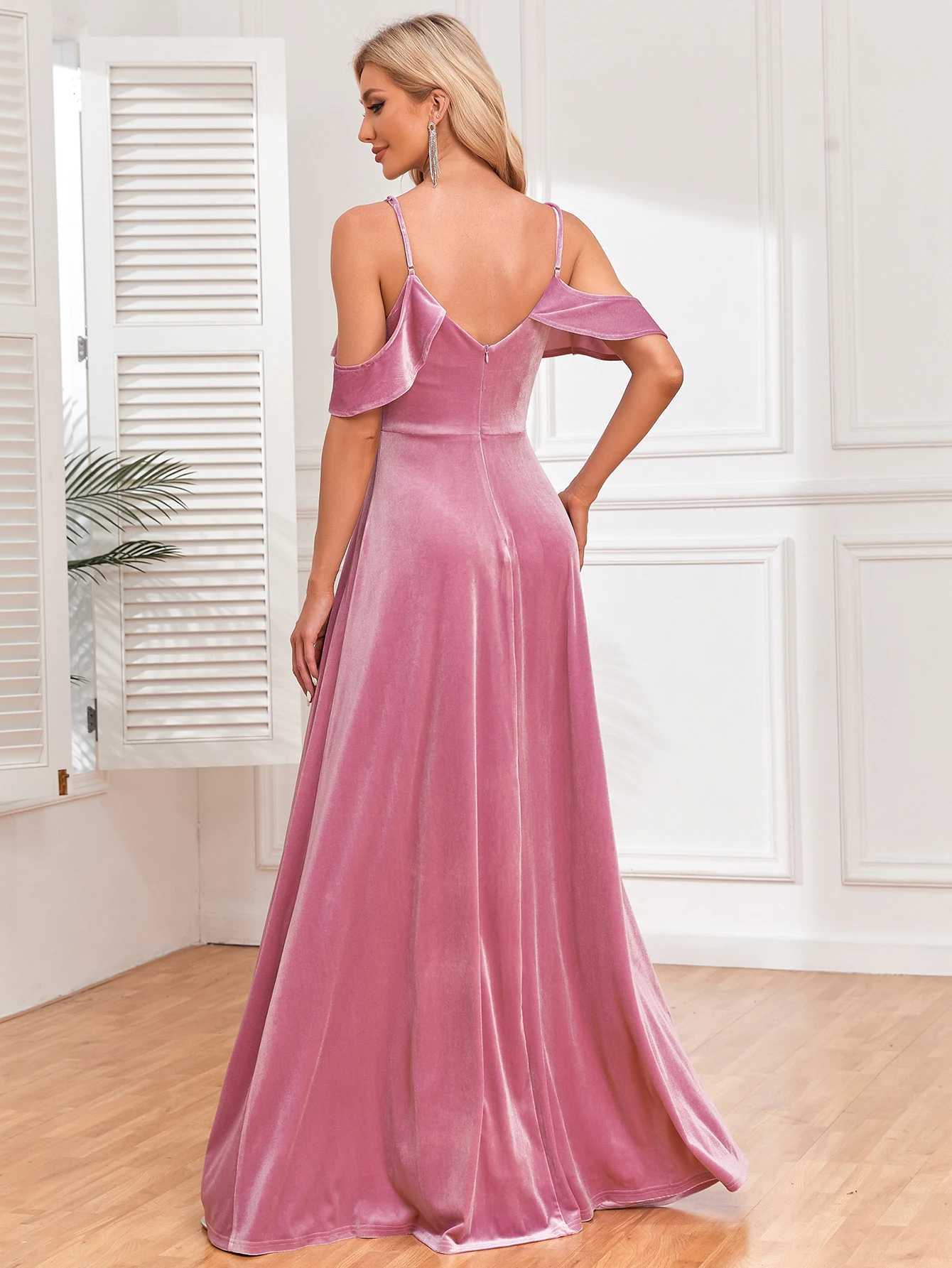 Runway Dresses New Sexy Off-the-Shoulder Front Spets Ruffle Slit Long aftonklänning med A-Line Hem Velvet Bridesmaid Party Dress Robe de Soire Y240426