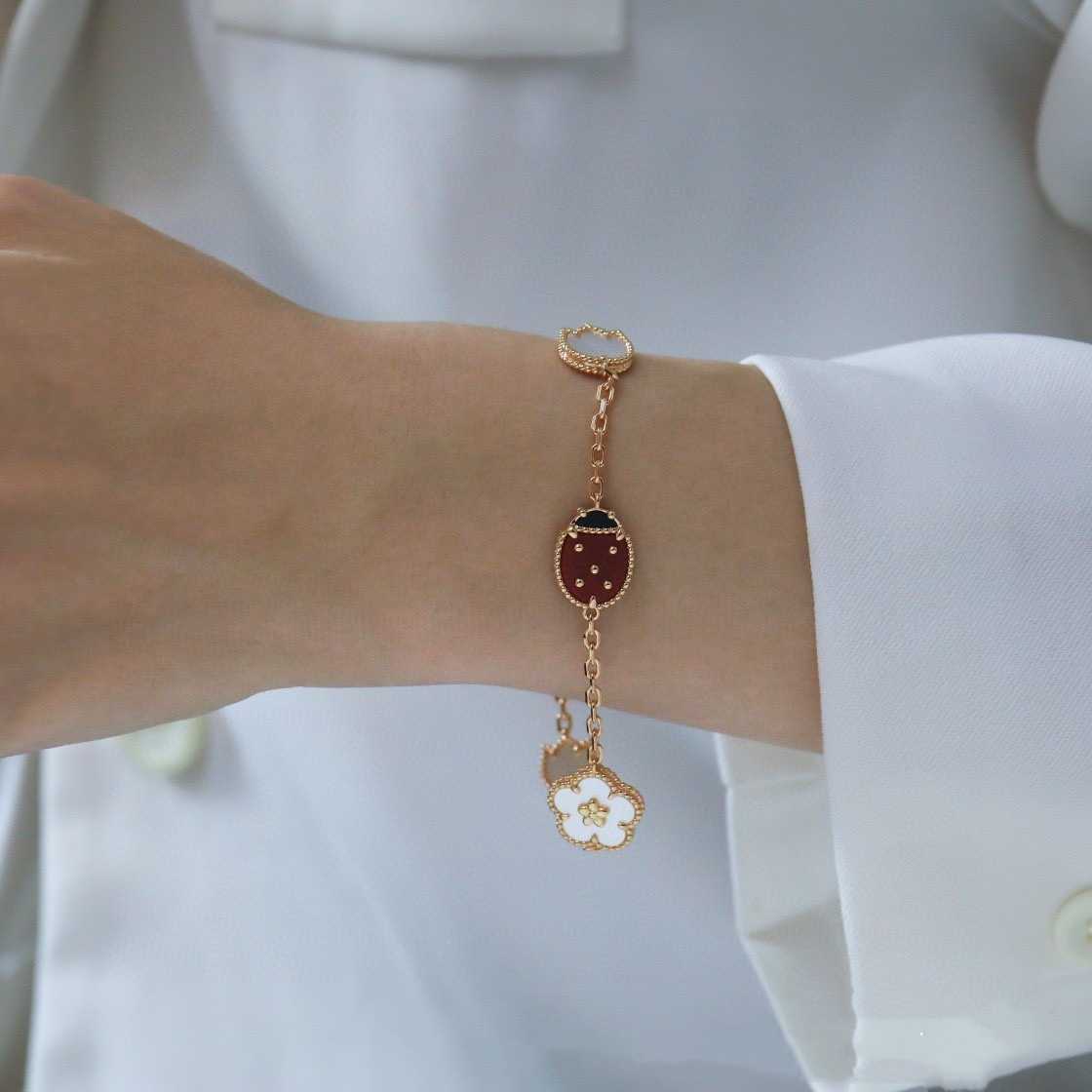 Top Grade luxe Vancleff Designer Bracelet Hoge versie Zeven ster Ladybug vijf bloemarmband vrouwelijk 18K goud dubbelzijdig natuurlijk wit fritillaria handwerk