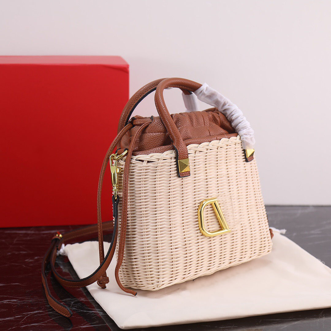 Toppkvalitetsdesigner Handgjorda bambustrandväska Vicker Bucket Bag Straw Woven Handväska Lyxig och fashionabla crossbody -väska Kvinnors mångsidiga axelväskor