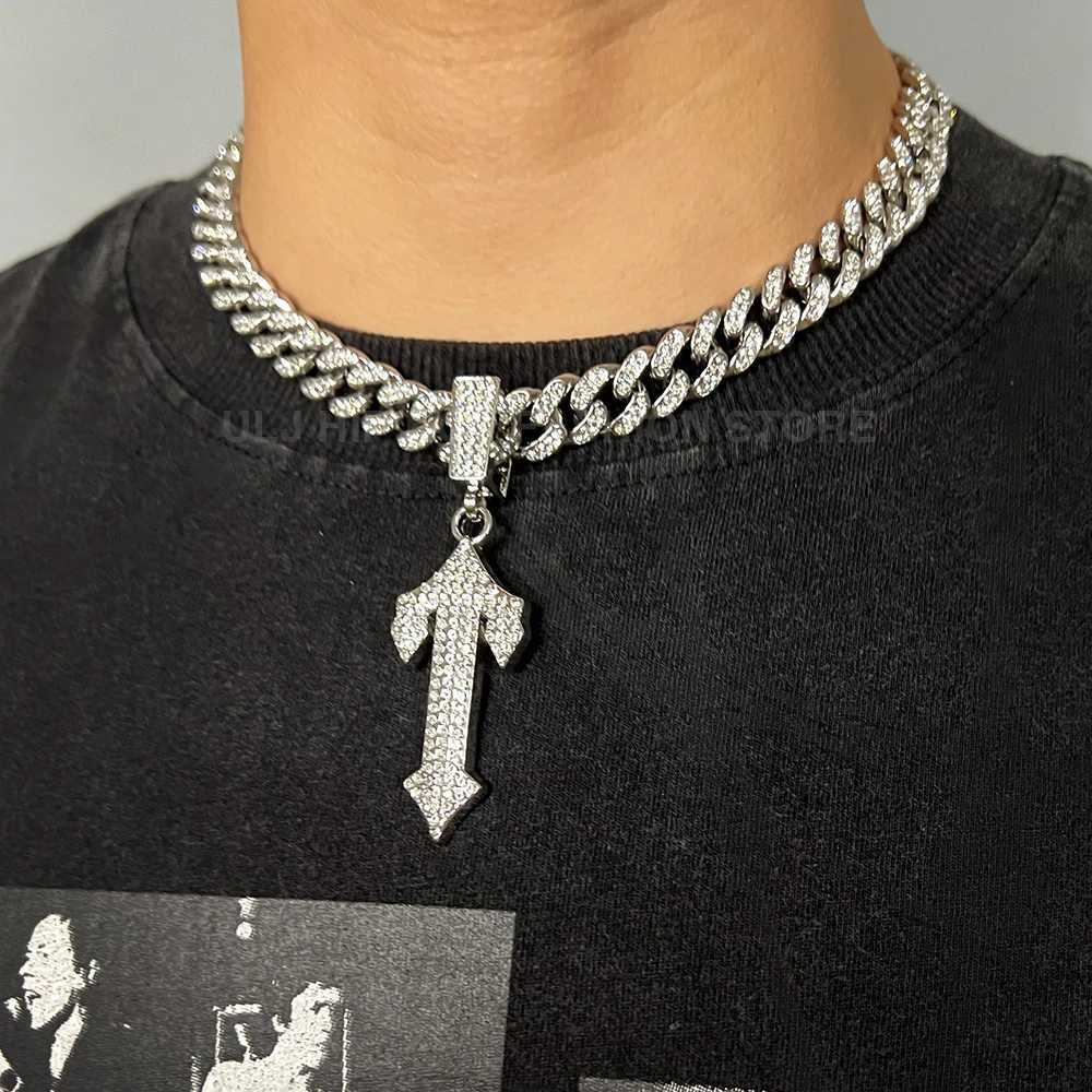 Strängar Ulj Hip Hop Letter Iced Cross Sword Pendant Halsband med 12 mm kubansk kedje rapsångare lämplig för män och kvinnor charm smycken 240424