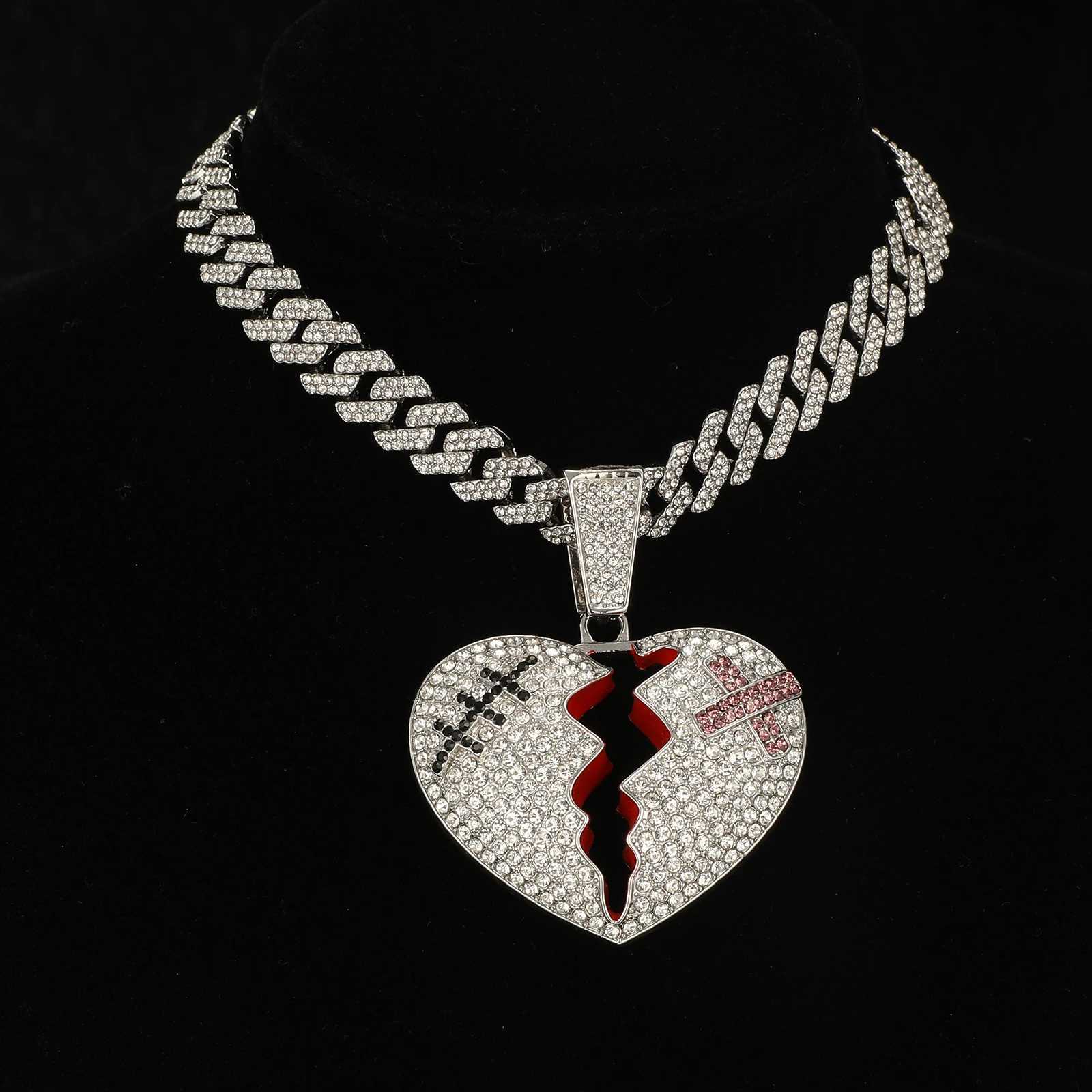 Brins Hip Hop Iced Out Broken Heart Pendant avec une chaîne de liaison cubaine de 13 mm AAA + Collier en strass adapté aux bijoux pour hommes 240424
