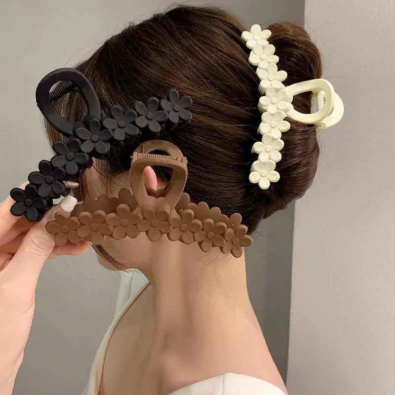 Crampes Flower Women Cair Claws Clip Large Barrette Crab Fashion Corée Corée Acrylique Hairpins Shark Ponytail Headwear Girls Hair Accessoires Y240425