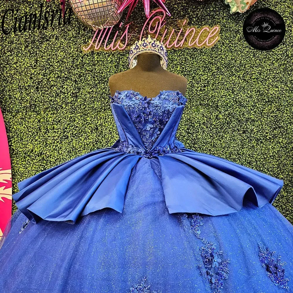 Königsblau von den Schulterrüschen Bug Quinceanera Kleider Ballkleid ärmellose 3D Blumen Applikationen Süßes Vestidos de xv Anos