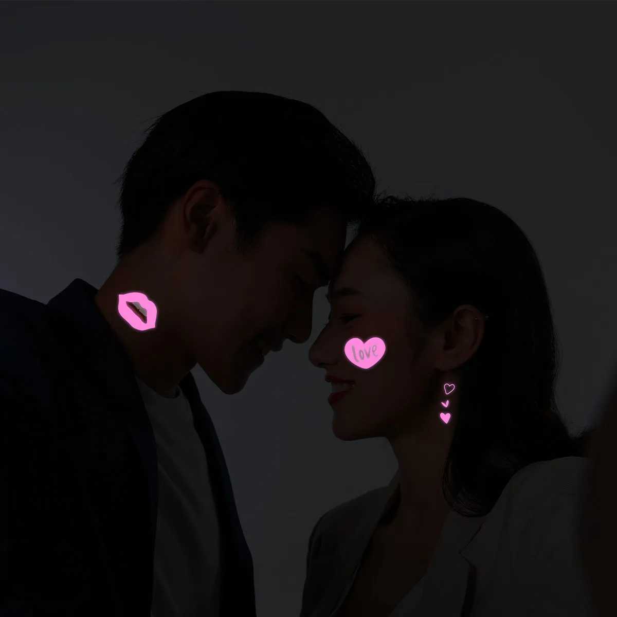 Transfert de tatouage Autocollants de tatouage temporaire lumineux brillant dans le sombre de petites tailles de petite taille décalcomanies fluorescent faux tatouages couple amour coeur 240427