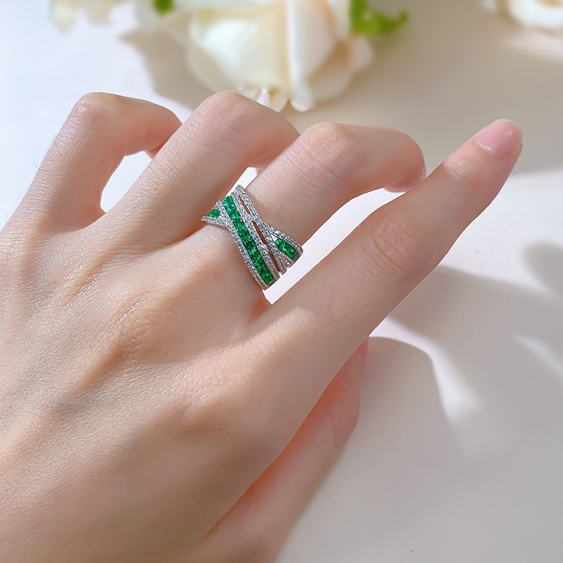 2024 Anelli di nozze fatti a mano Choucong Gioielli di lusso al 100% Pure 925 Sterling Sterling Round Cut Emerald Moissanite Diamond Party Women Cross Band Gift Ring