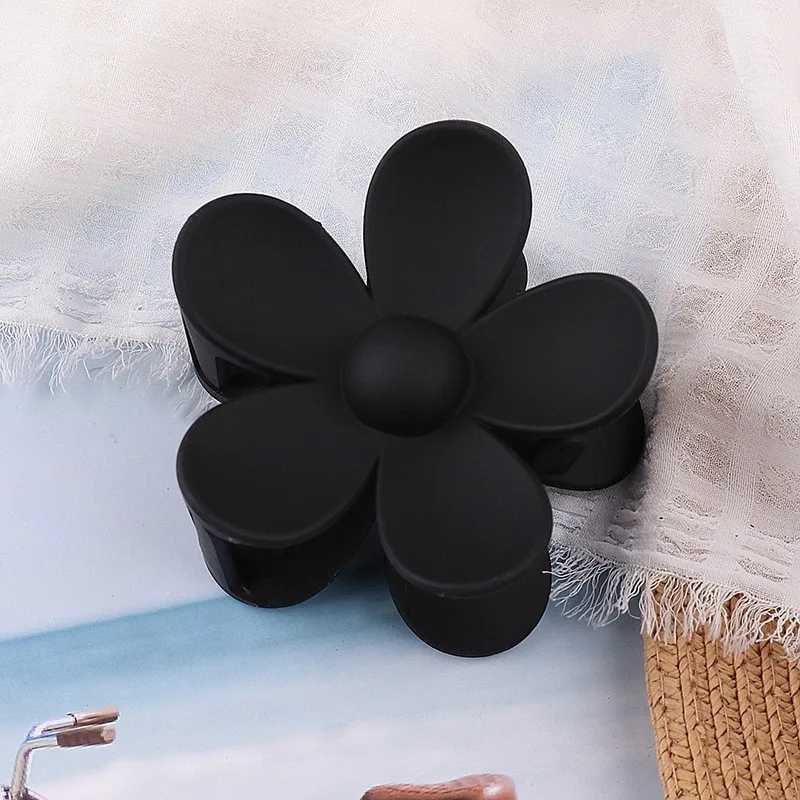 Clamps YHJ Classic Retro Style Hair Claw Plastics Square Flower Hair Claw Clip Shark Catch Hair Accessories for Women Girls Y240425