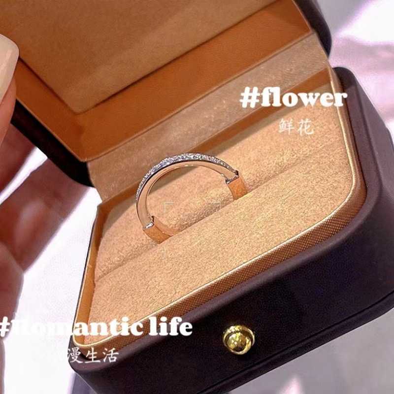 女性バンドTiifeany Ring Jewelry High Longlasting Coupleロックリングニッチデザインクールでスタイルの多用途のマッチングウェディング