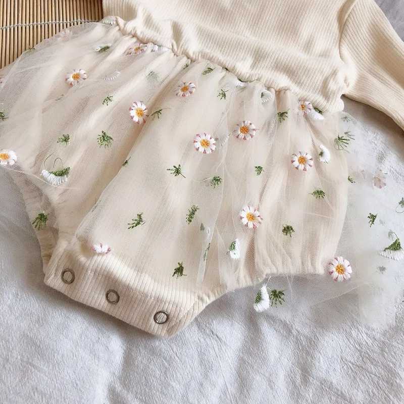 Rompers Spring New Princess Baby Baby Koronką Bodysuit Solid Floral Baby Dziewczyna One Piece Romper Tutu Dress for 0-3y H240509