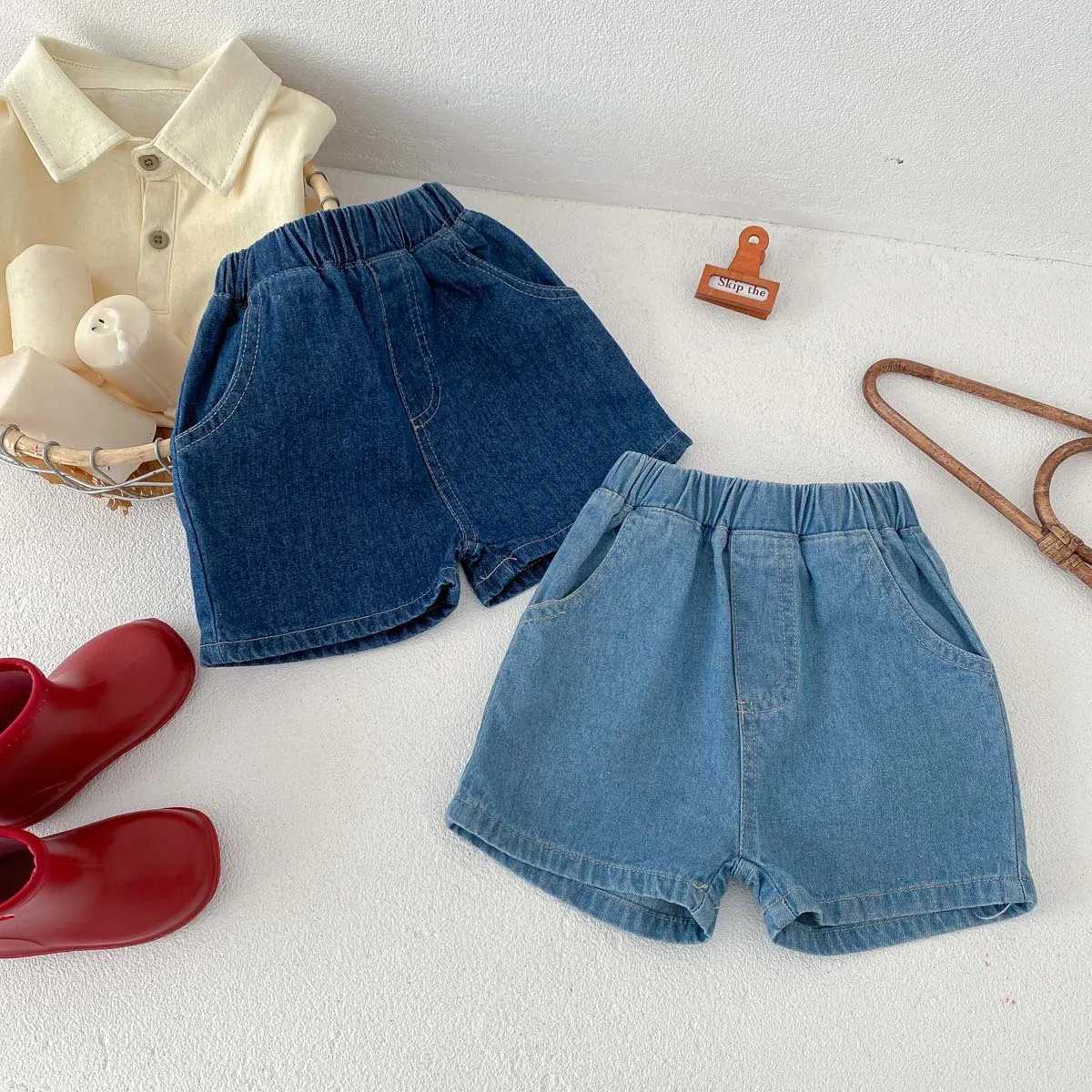 Shorts verão novo short de jeans fino e fino meninos sólidos meninas jeans curtos jeans infantil design de bolso de bolso simples ldren calntsbabe h240426