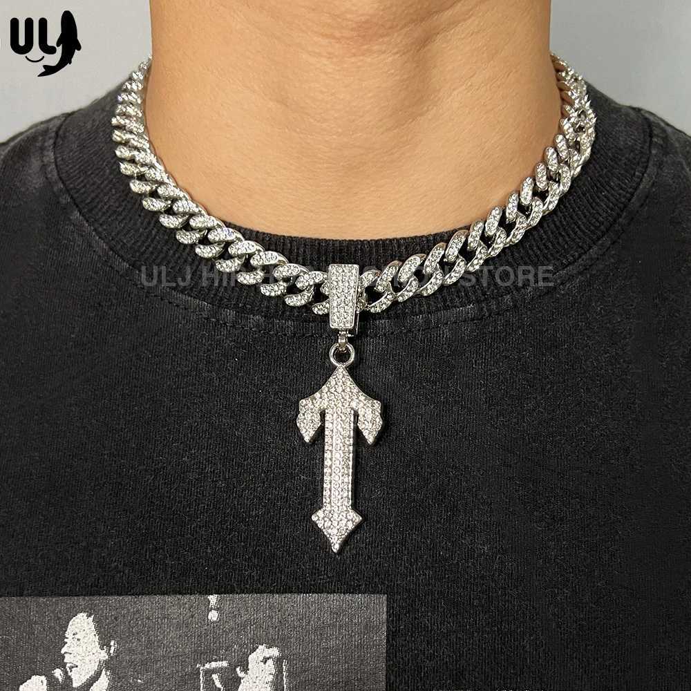 Strängar Ulj Hip Hop Letter Iced Cross Sword Pendant Halsband med 12 mm kubansk kedje rapsångare lämplig för män och kvinnor charm smycken 240424