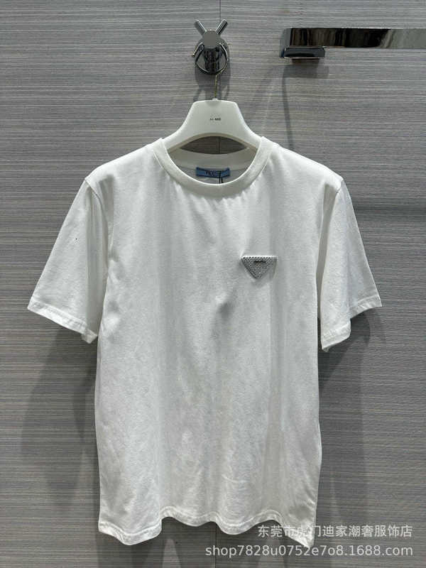 Diseñador de camisetas para mujeres Pra Pra 24 Producto de primavera temprano Nuevo Producto redondo Camiseta de manga corta Triángulo Marca de agua Letra de diamantes South Aceite AP5J