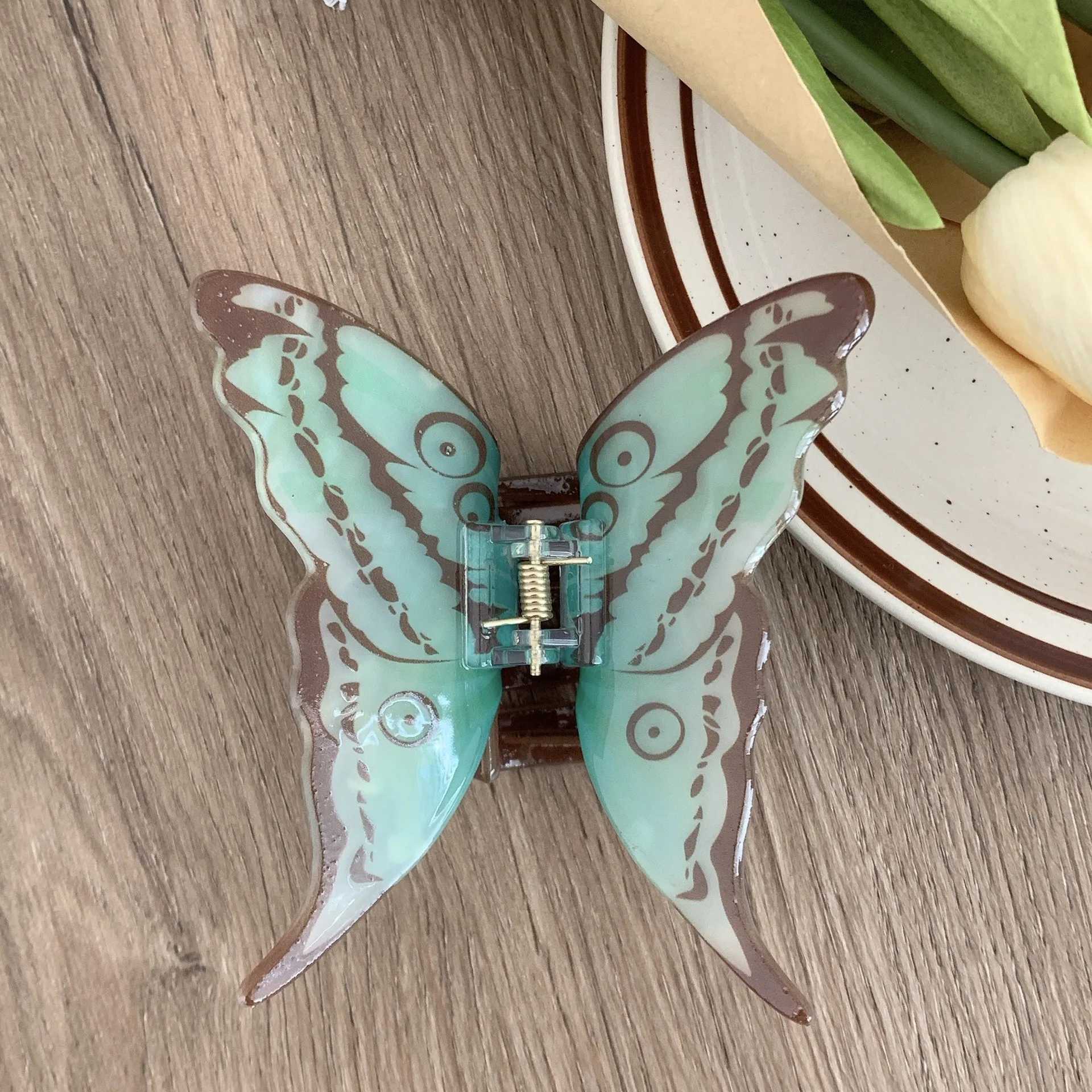 Clamps YHJ New Colorful Butterflies Hair Claw Advanced Simulation Butterfly Hair Claw Clip Shark Catch Hair Accessories for Women Girls Y240425