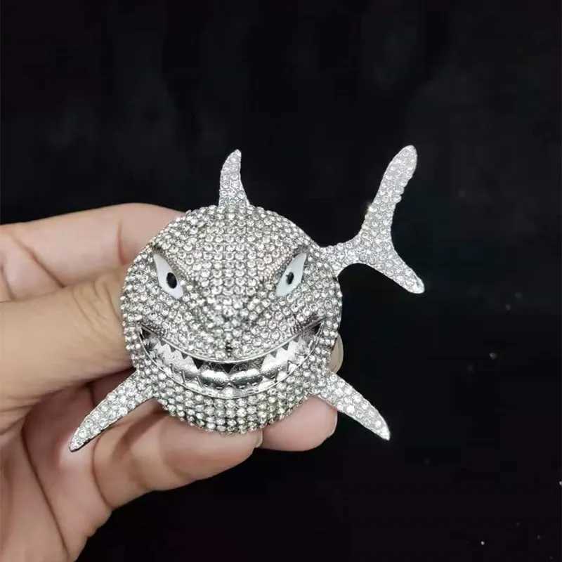 Strängar stor storlek Shark Pendant Necklace Mens Hip-Hop glittrande smycken med iskristall Miami Kubansk kedja Fashionabla smycken 240424