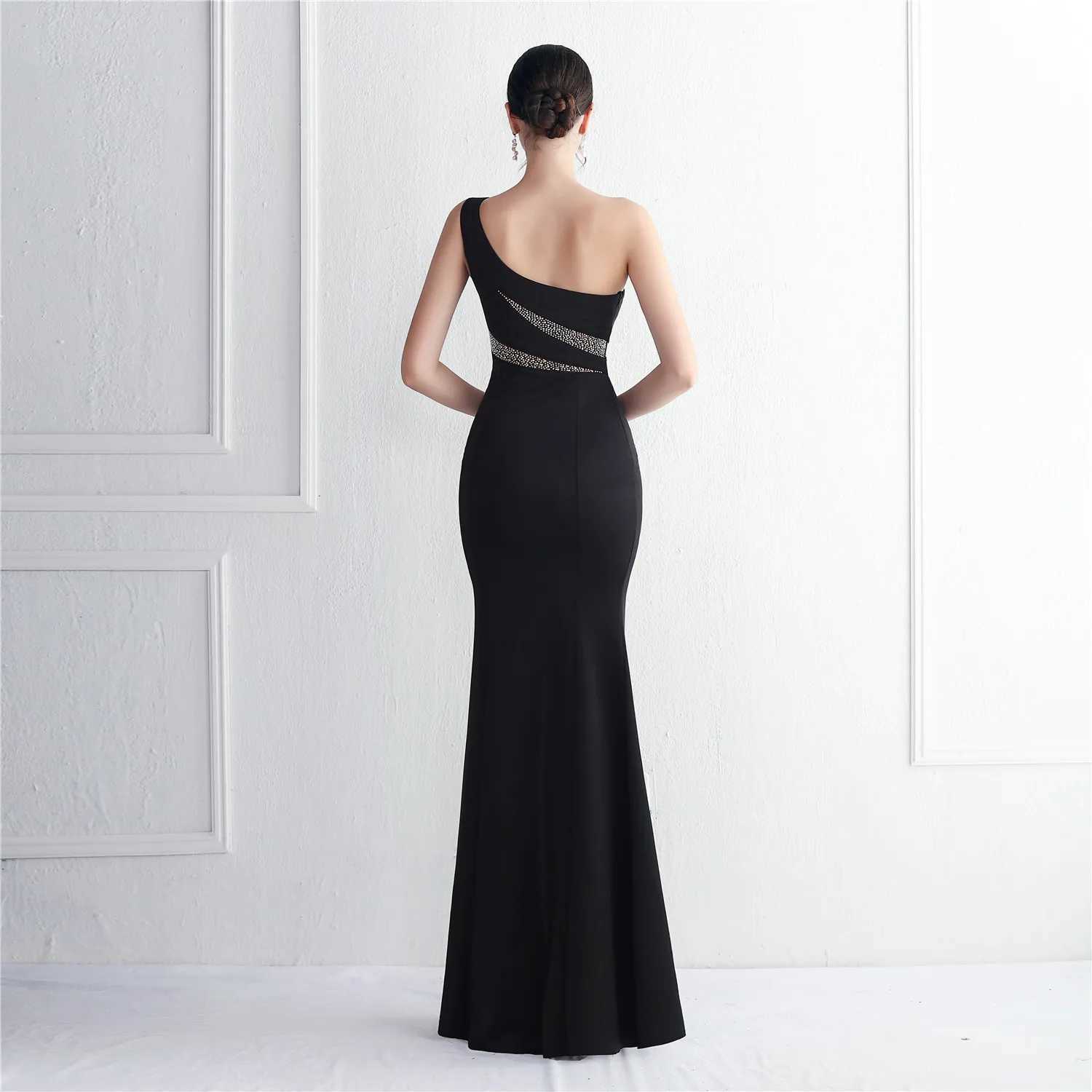 Landebahnkleider Yidingzs Slash Hals Langes schwarze Kleid Frauen One Schulter Party Maxi Kleid weicher Satin Sexy Schlitz Abendkleid Y240426