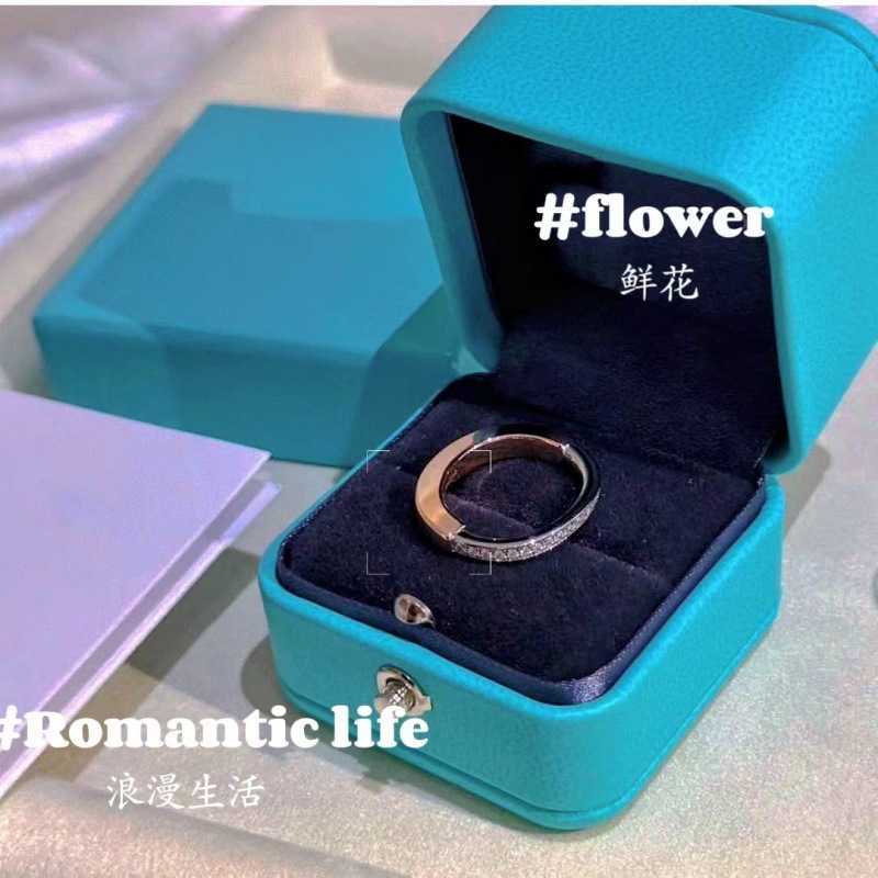 女性バンドTiifeany Ring Jewelry High Longlasting Coupleロックリングニッチデザインクールでスタイルの多用途のマッチングウェディング