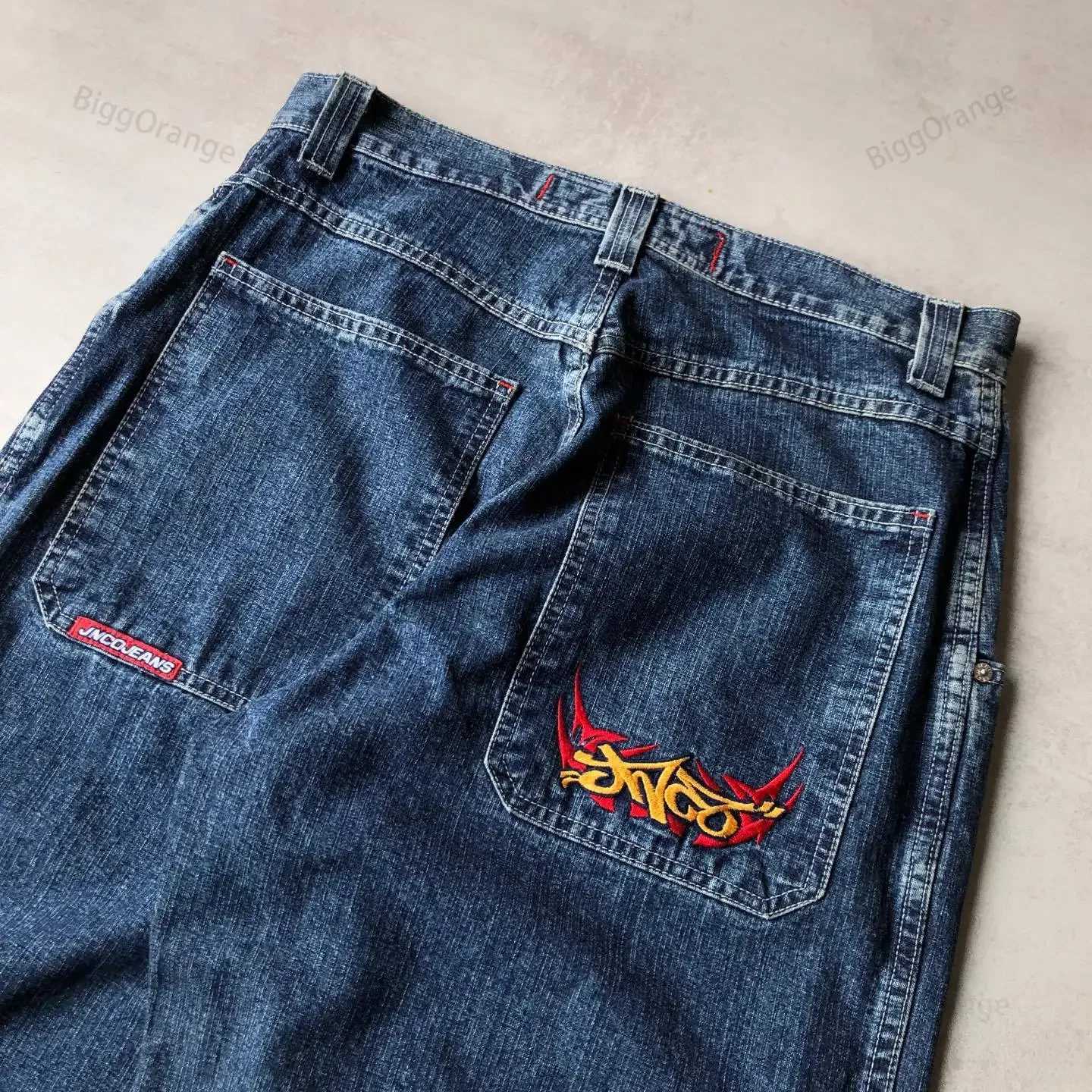 メンズジーンズルーズフィッティングジーンズJNCOヒップホップロック刺繍パターンメンズ2023ニューストリート衣料レトロハラジュクハイウエストワイドレッグジーンズL2404