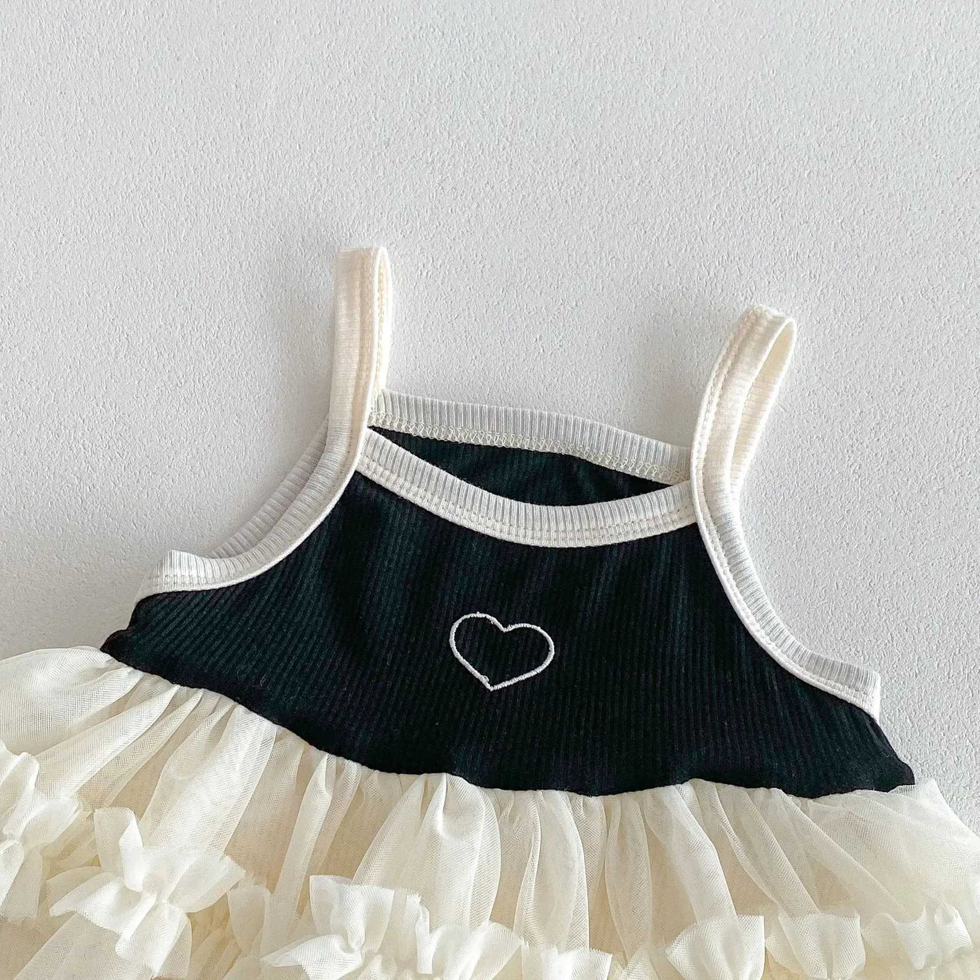 Rompers 2024 New Summer Baby Girls Bodysuit Meesh Piece One Infant Camisole Bodysuits Heart Print Heart Outfit H240426