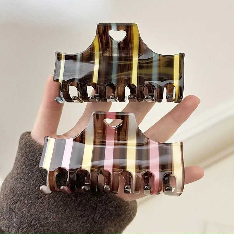 المشابك yhj retro Hollow Out Hair Claw Stripe Hair Claw Claw Claw Shark Catch Hair Association for Women Girls Y240425