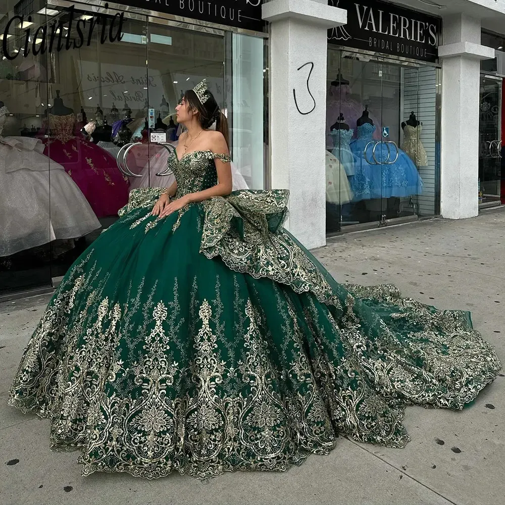 Emerald Green Off the Shoulder Ruffles Ball Gown Quinceanera klänningar Guldapplikationer Lace Crystal Beading Vestidos DE 15 ANOS