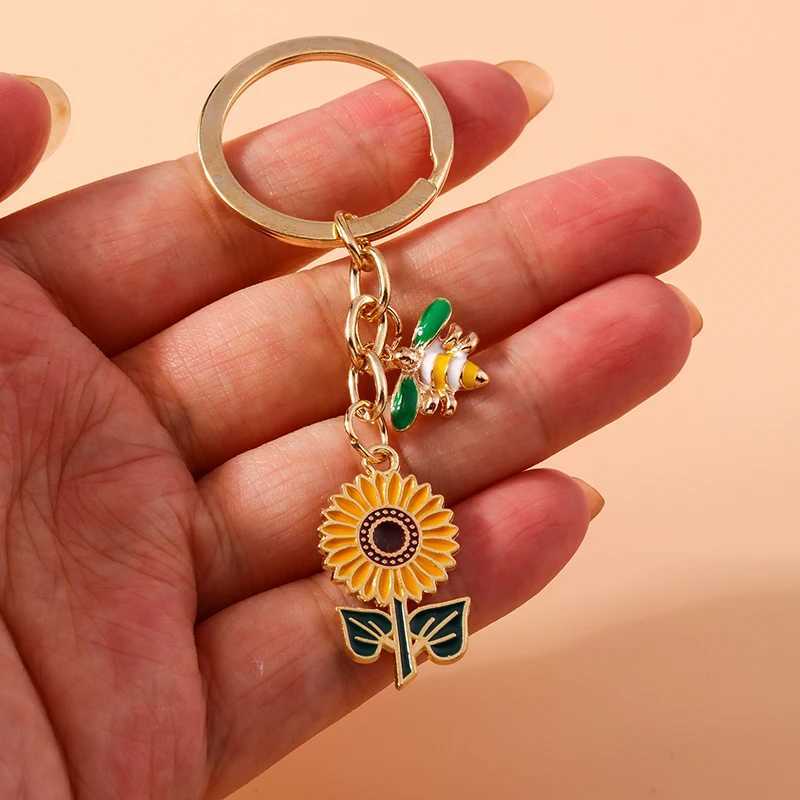 Keychains Lanyards Cute Animal Bee Keychian Enamel Sunflower Pendants Keyrings Souvenir Gifts for Women Men Car Key Handbag Hanging Key Chains