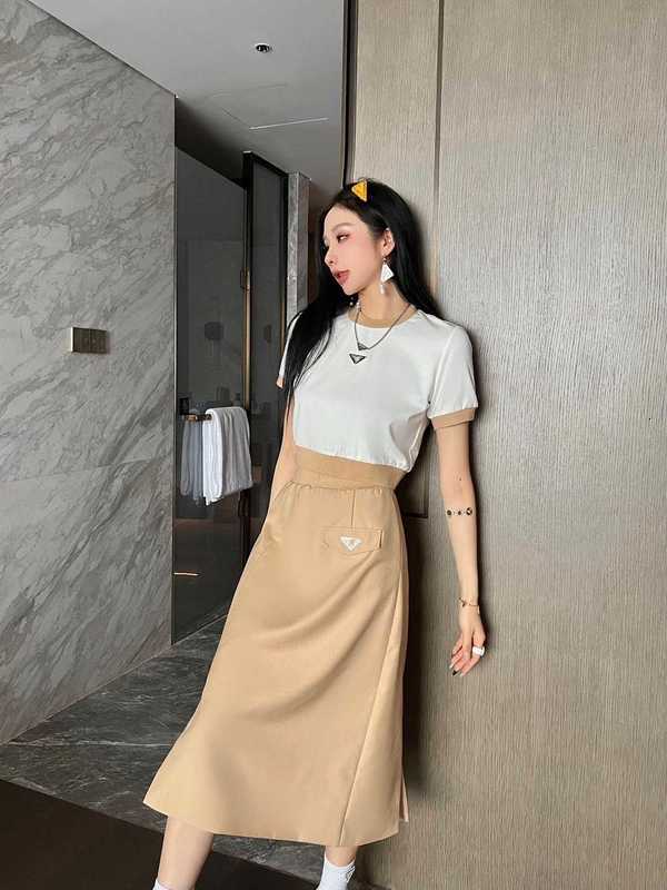 Women's Trench Coats designer Chaopai 24 Early Spring New Classic Logo Decoration Fashionable and Elegant Short Contrast Color T-shirt Paired with Half Skirt Set 2VSU