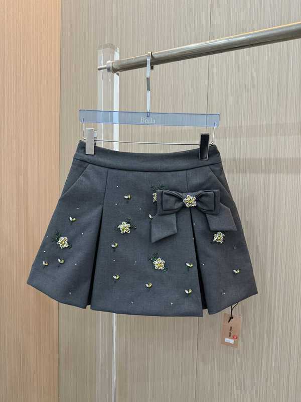 スカートデザイナーMM24夏の新しいファッショナブルなラインストーンフラワーデコレーション気質甘いスタイルスリミングショートスカートTKF0
