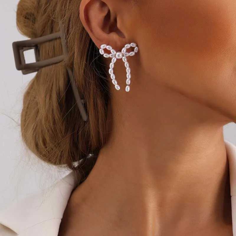Stud Vintage White Imitation Pearl Bowknot Stud -oorbellen voor vrouwen Elegante handgemaakte geweven kralen Statement Earrings sieraden 2024 D240426