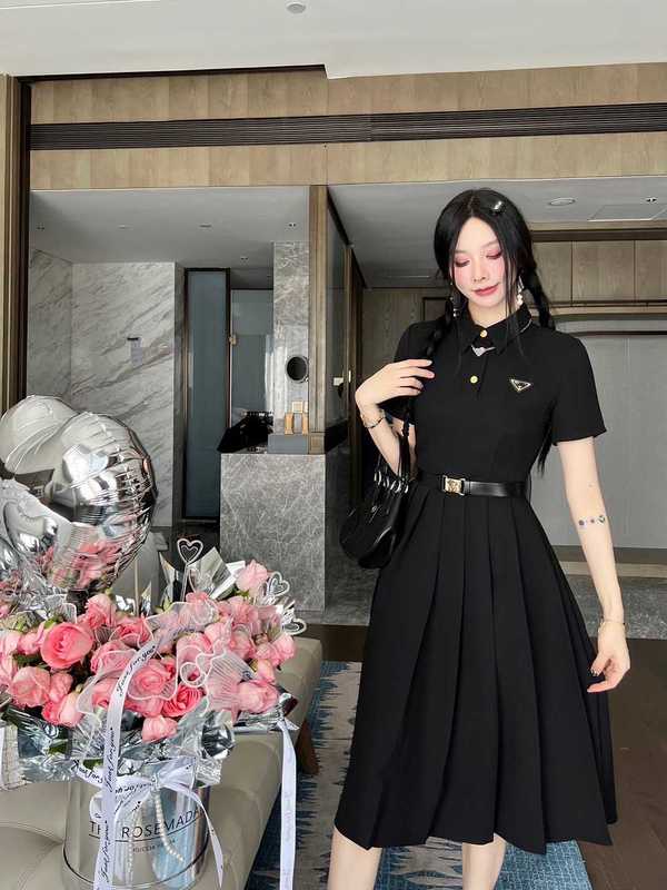 ワークドレスデザイナーのトレンディな真新しい短袖ドレス、ファッショナブルな三角形、胸に金属バックルの装飾、上半身の気質、ベルトスカート6tth
