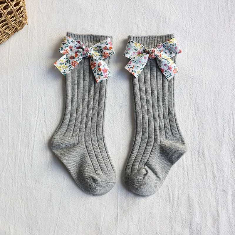 Kinder Socken Baby Girls Socken Blumen Bögen Knie hohe Kleinkind Lange Socken weiche Baumwollstreifen Kinder Socken Prinzessinstil für 0-5 Jahre Kinder