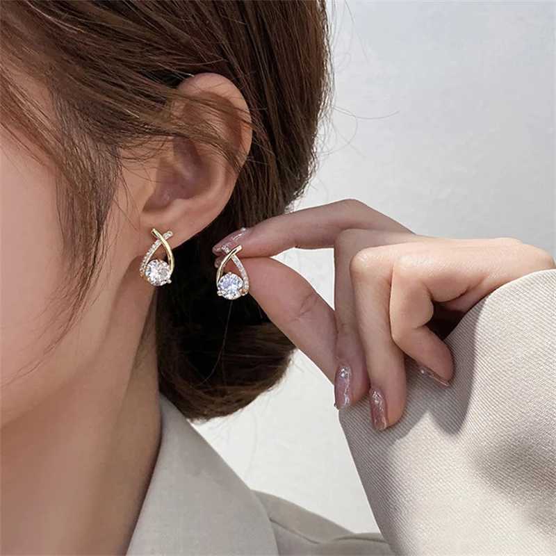 Stumes Skets Fashion Cross Boucles d'oreilles Stud For Women Girls Style coréen Elegant Crystal Jewelry Oreille Bouilles en queue de poisson Godes d'oreilles Gift D240426