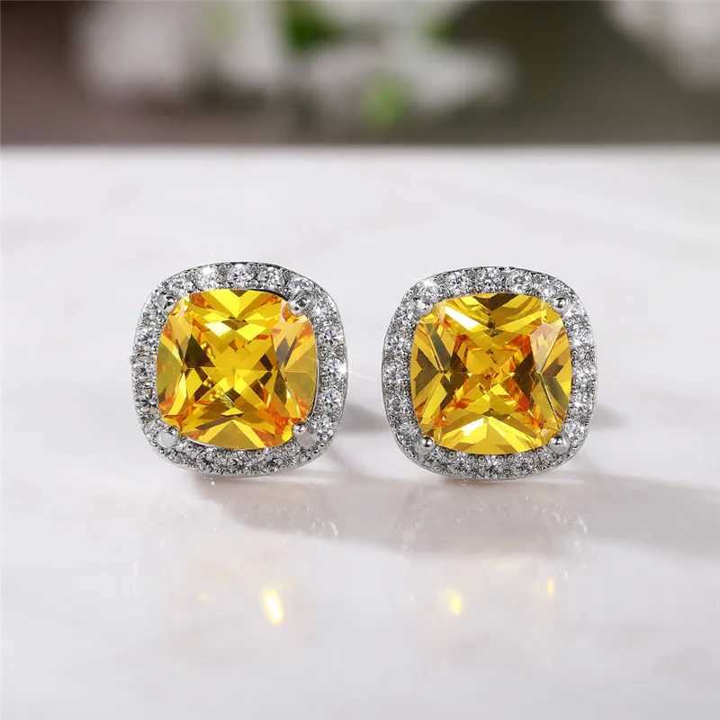 Stud Huitan Bright White/Yellow/Pink CZ Stud أقراط للنساء للأزياء المجوهرات المتعاقد عليها عالي الجودة.