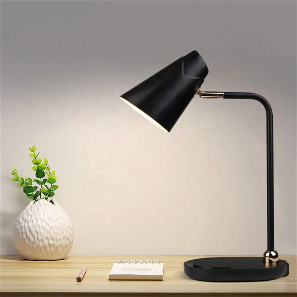 Verstelbare LED -slaapkamer lichte bedstaande bureau licht met USB -poorten en AC -uitlaat leeslamptafellamp met opladen