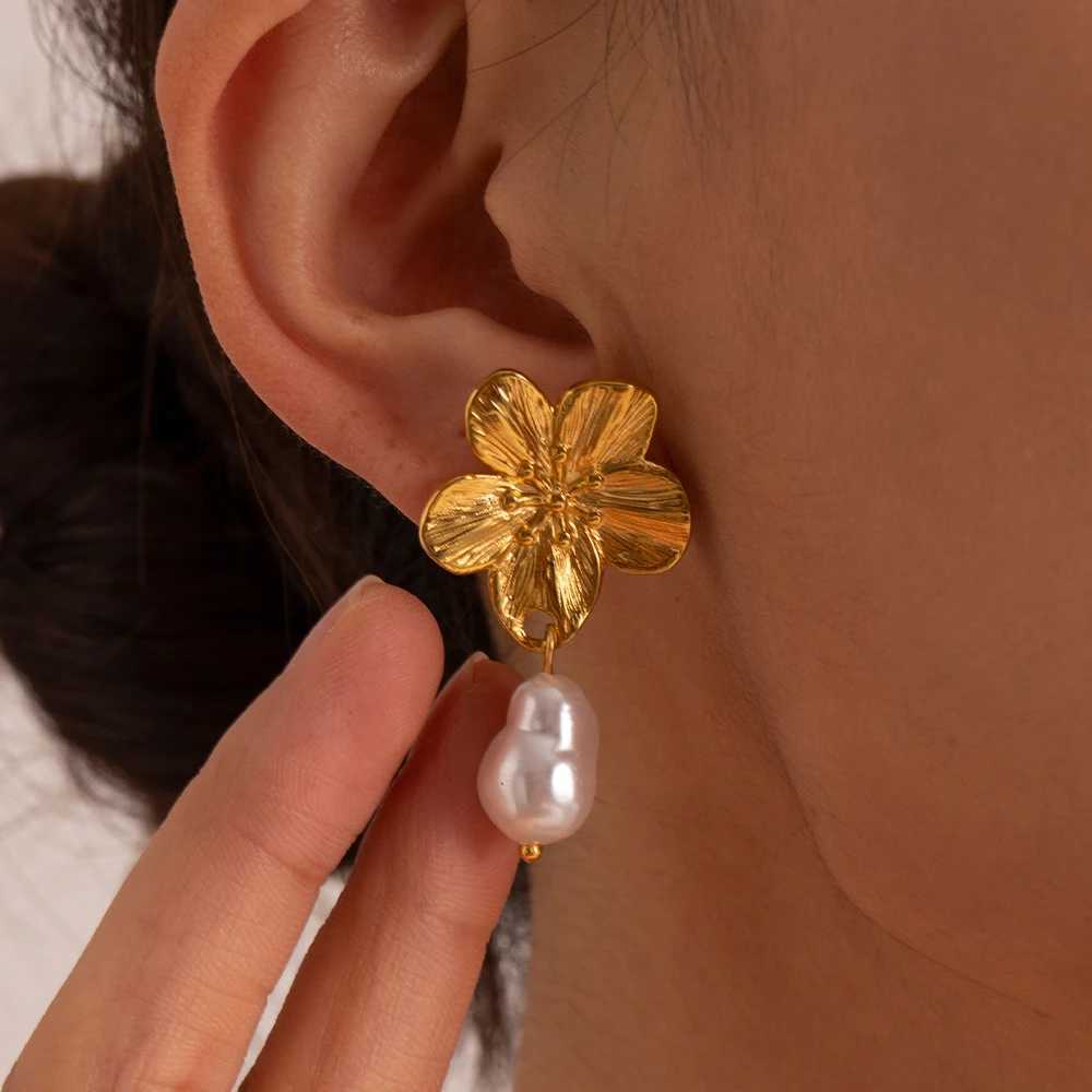 Étalon uworld hypoallergénique élégant en boucles d'oreilles à fleurs vintage premium en acier inoxydable plaqué or 18k pour femmes D240426