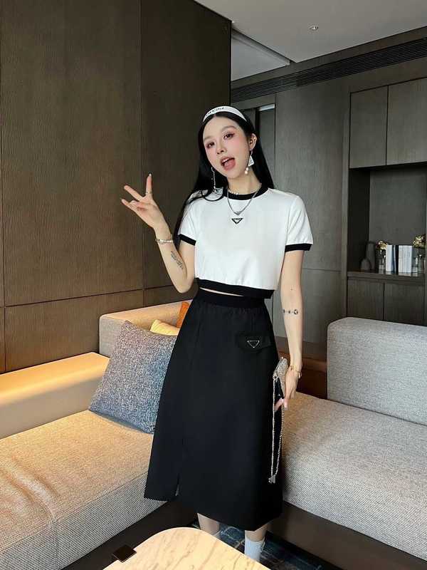 Women's Trench Coats designer Chaopai 24 Early Spring New Classic Logo Decoration Fashionable and Elegant Short Contrast Color T-shirt Paired with Half Skirt Set 2VSU