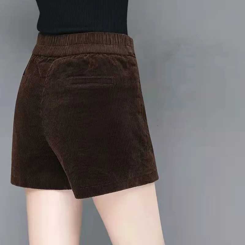 Shorts femminile femminile elastico in vita solido Pantaloni a velluto tascabile 2023 Autunno e inverno High Wit Gamba larga coreana Shorts slim d240426