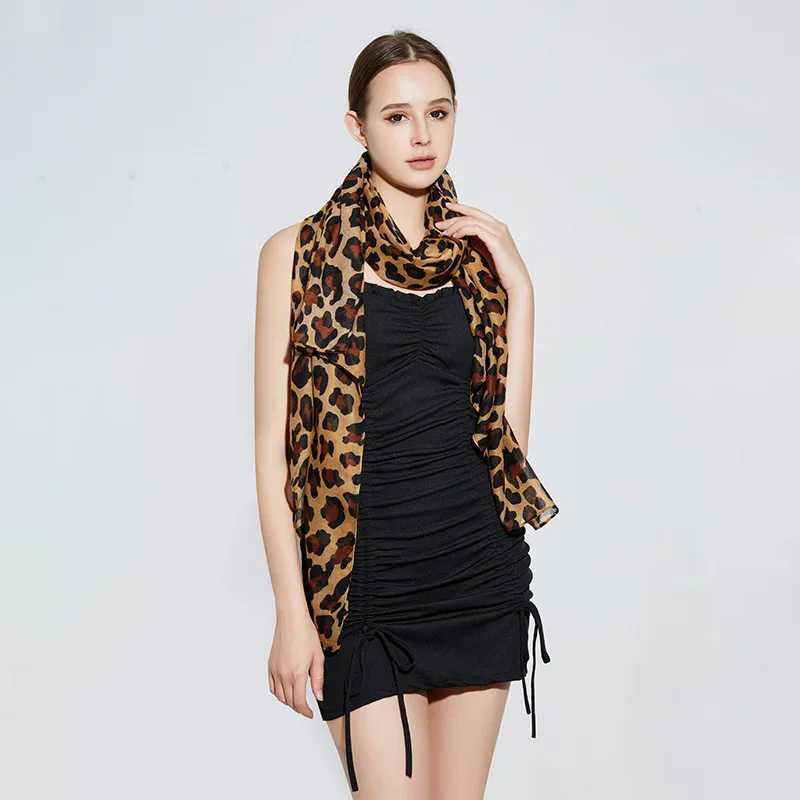 Xales estampas de leopardo feminino linho de algodão Balinese Fashion Fashion Sconst Lightweight confortável lenço minimalista suave e respirável D240426