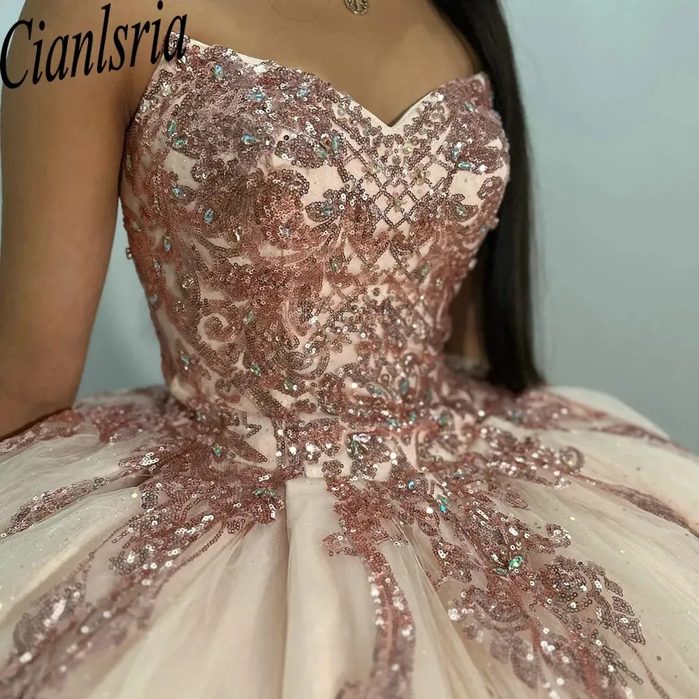 ローズゴールドのストラップレスボールガウンQuinceaneraドレススパンコールのアップリケレースコルセットVestidos DE 15 ANOS