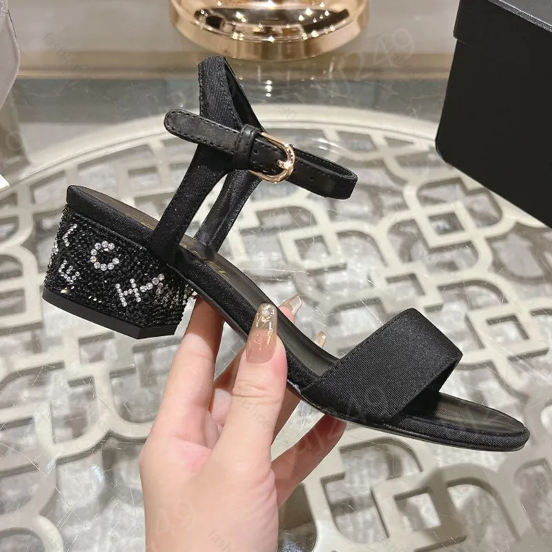 Sexiga sommardesigners Kvinnor Sandaler Stylish Letter 5cm 9cm High Heels Luxury Back Strap Open Toe Ankle Chunky Heel Sandal 35-41